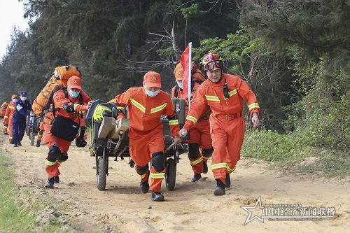救援人员加快脚步，快速运送救援器材.jpg