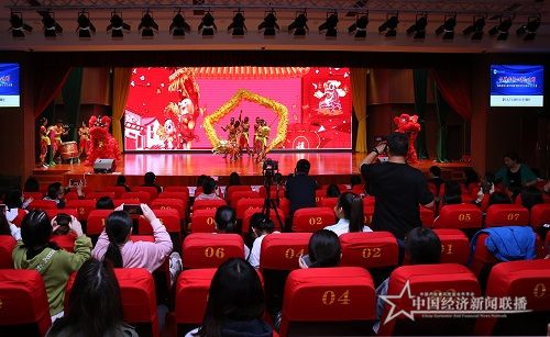 参赛国际学生展示语言才能和中华才艺 (1).jpg