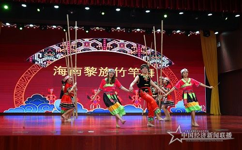 参赛国际学生展示语言才能和中华才艺 (2).jpg