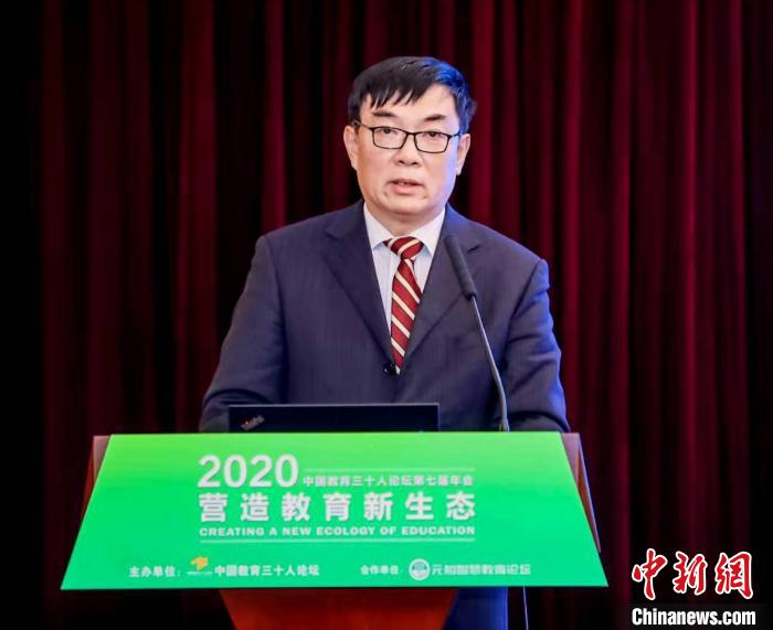 北京金融街润泽学校总校长刘长铭作报告。王赛英 摄