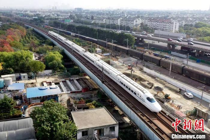 隧道上方就是沪宁城际高铁。刘福昌 摄