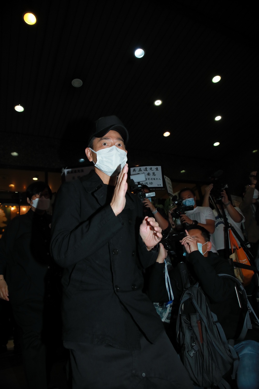 香港著名演员刘德华到殡仪馆悼念吴孟达。