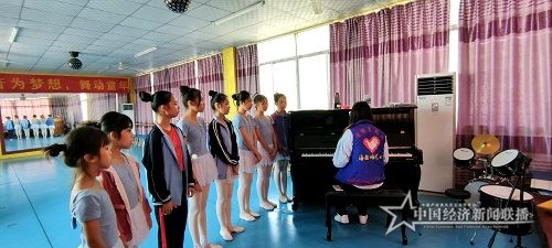 音乐舞蹈班志愿者教师正在指导学生钢琴伴奏试唱.jpg