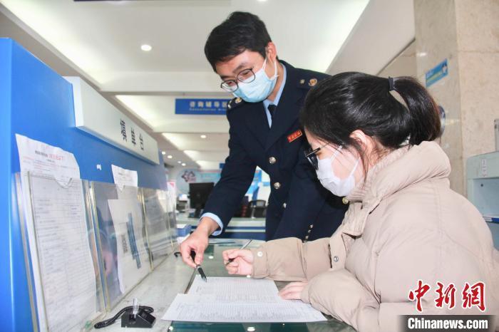 资料图:税务局工作人员为辅导纳税人填写《增值税纳税申报表》 左林俊 摄 资料图:税务局工作人员为辅导纳税人填写《增值税纳税申报表》 左林俊 摄