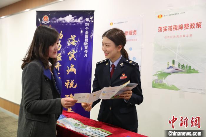 资料图:图为大连高新技术产业园区税务局工作人员服务企业。左馨 摄 资料图:图为大连高新技术产业园区税务局工作人员服务企业。左馨 摄