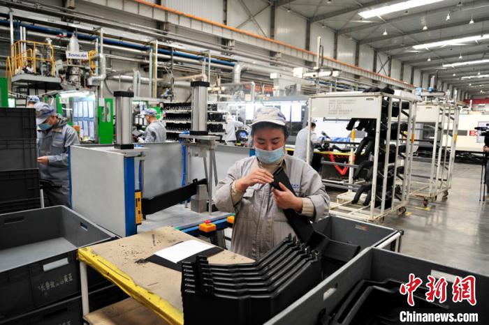 长春某汽车配件工厂正在加紧生产。高龙安 摄