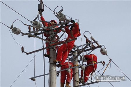 杆上作业更换受损原件_副本.jpg