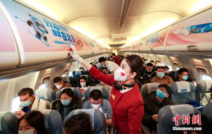 资料图：乘务员在起飞前检查行李舱。 a target='_blank' href='http://www.chinanews.com/'中新社/a记者 贾天勇 摄