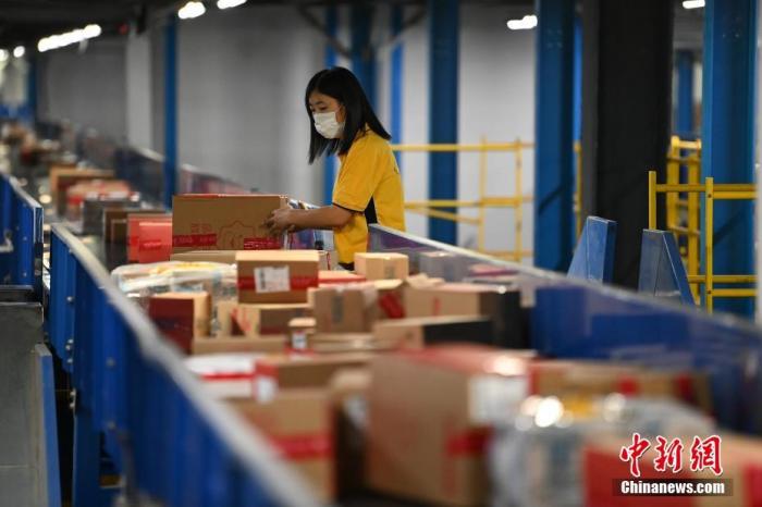 资料图:物流工作人员分拣快件。a target='_blank' href='http://www.chinanews.com/'中新社/a记者 崔楠 摄 资料图:物流工作人员分拣快件。a target='_blank' href='http://www.chinanews.com/'中新社/a记者 崔楠 摄