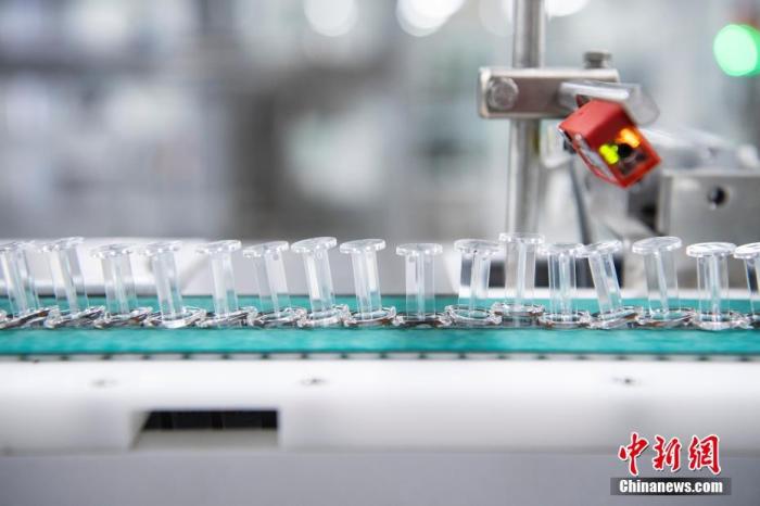 资料图：包装流水线上的预充式注射器装疫苗。 a target='_blank' href='http://www.chinanews.com/'中新社/a记者 侯宇 摄