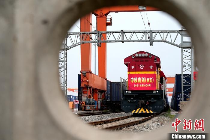 4月13日，X9041次班列整装待发。当日，满载自行车、玩具、洗碗机等50车货品的X9041次中欧班列(西安)，13日从中国铁路西安局集团有限公司西安国际港站驶出，开往哈萨克斯坦，这是2021年陕西开行的第1000列中欧班列。 a target='_blank' href='http://www.chinanews.com/'中新社/a记者 张远 摄