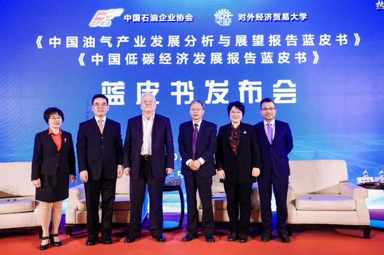 雷涯邻、蒋庆哲、周吉平、魏贵军、唐宜红、郑新业(由左至右)