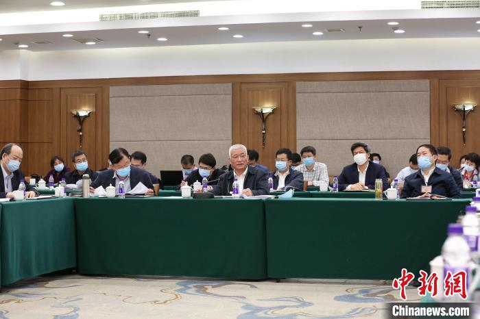 王志刚出席“碳中和科技创新路径选择”香山科学会议，听取研讨成果并讲话。科技部 供图 摄