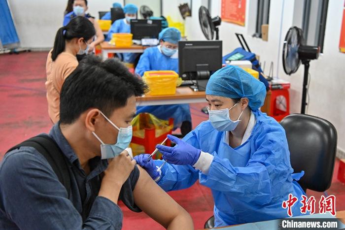 4月8日，广东省广州市，市民在梅花村街新冠疫苗临时接种点接种疫苗。近日，广东省卫生健康委员会发布公告称，该省境外防输入任务艰巨，需尽快建立群体免疫屏障。在新形势下，广东结合疫苗总体供应不足的现状，提出了“区分梯次、板块轮动&”的接种策略，将广州、深圳、佛山、东莞、珠海5市确定为疫苗重点接种城市。 a target='_blank' href='http://www.chinanews.com/'中新社/a记者 陈骥旻 摄 