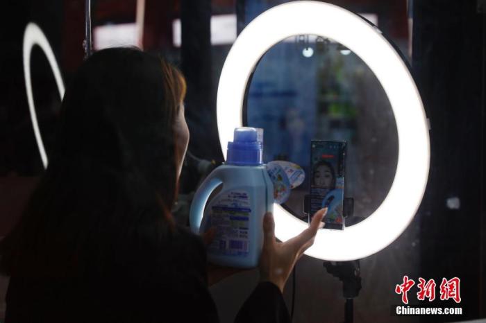 11月8日，上海，第三届中国国际进口博览会消费品展区内，狮王展台的工作人员正在进行网络直播。
a target='_blank' href='http://www.chinanews.com/'中新社/a记者 韩海丹 摄