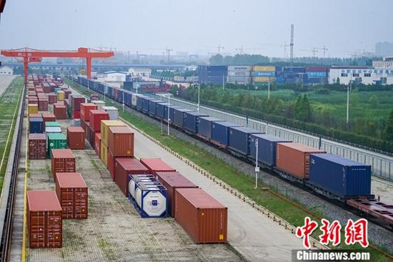 资料图为中国铁路上海局合肥货运中心整装待发的中欧班列。a target='_blank' href='http://www.chinanews.com/'中新社/a发 吕晋 摄