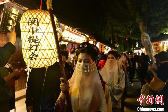 阆中提灯会游古城。阆中市委宣传部供图 阆中市委宣传部供图 摄