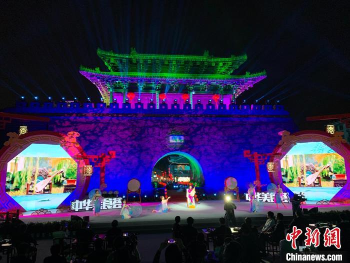 29日晚，东关古街灯光璀璨，呈现出十里长街市井连、夜市千灯照碧云的景象。崔佳明 摄