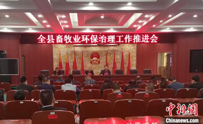 生态环境局襄汾分局免费为畜牧养殖企业“定制”学习课堂。任丽娜 摄 生态环境局襄汾分局免费为畜牧养殖企业“定制”学习课堂。任丽娜 摄