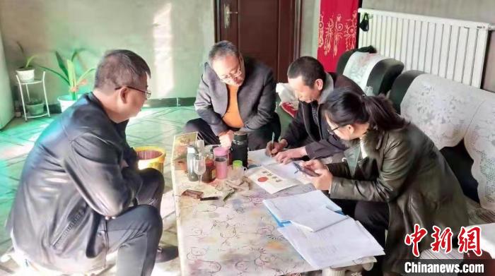 生态环境局襄汾分局工作人员到企现场指导。任丽娜 摄 生态环境局襄汾分局工作人员到企现场指导。任丽娜 摄