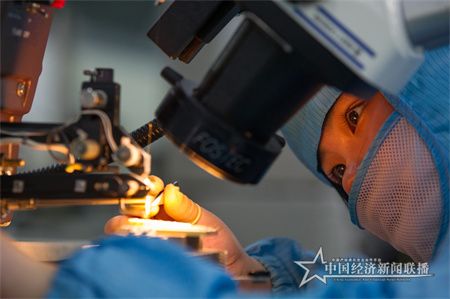 1.光芯屏端网产业集群-工作人员在显微镜下加工元器件.jpg