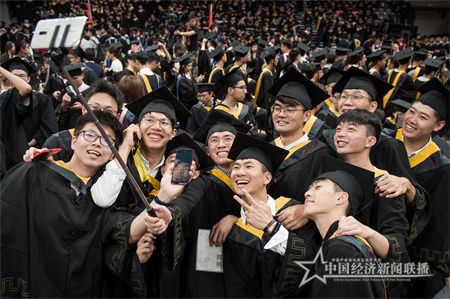 7.华中科技大学2019年毕业典礼现场 (2).jpg