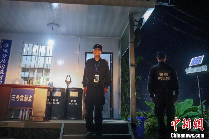 图为执勤中的民警。瑞丽边检站供图 摄