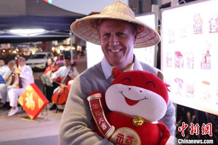 国家党议员(前经贸部长)Hon Todd McClay莅临展会。新西兰中华传统文化体验艺术中心供图 新西兰中华传统文化体验艺术中心供图 摄