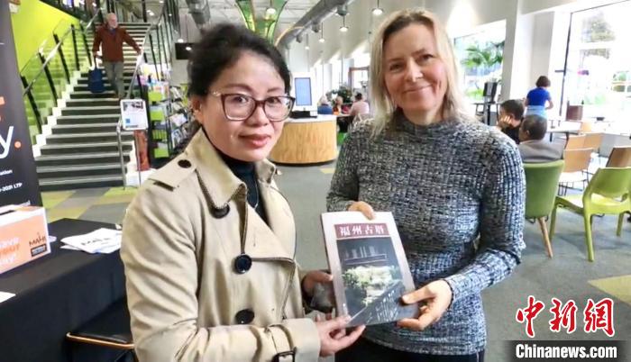 罗托鲁瓦市图书馆馆长Laura Marshall(右一)对捐建中文图书角表示感谢。新西兰中华传统文化体验艺术中心供图 新西兰中华传统文化体验艺术中心供图 摄