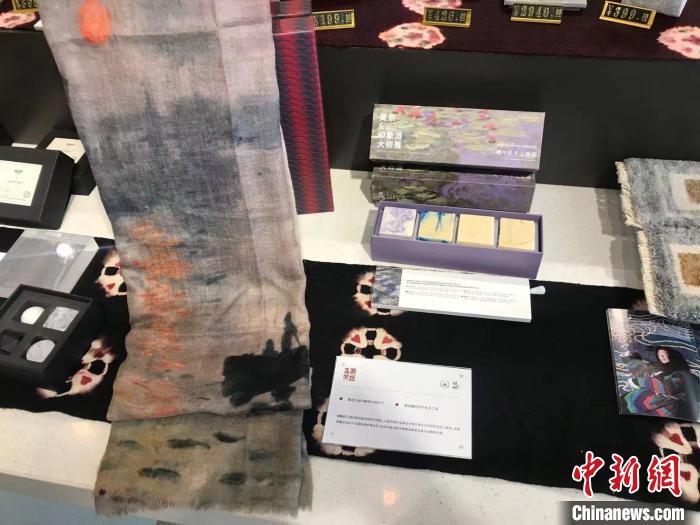 牦牛绒围巾等展品。王子涛 摄