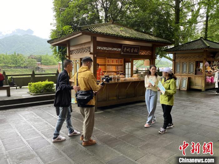 都江堰市推介大使作不忘初心之旅和“五一”文旅推介。成都市文化广电旅游局供图