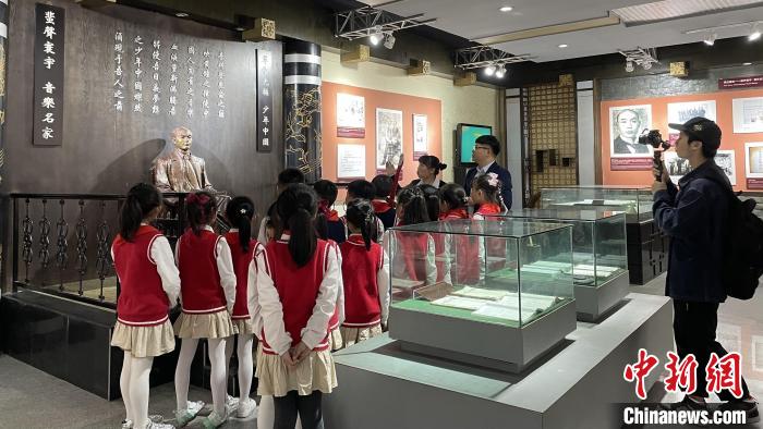 温江区推介大使作不忘初心之旅和“五一”文旅推介。成都市文化广电旅游局供图