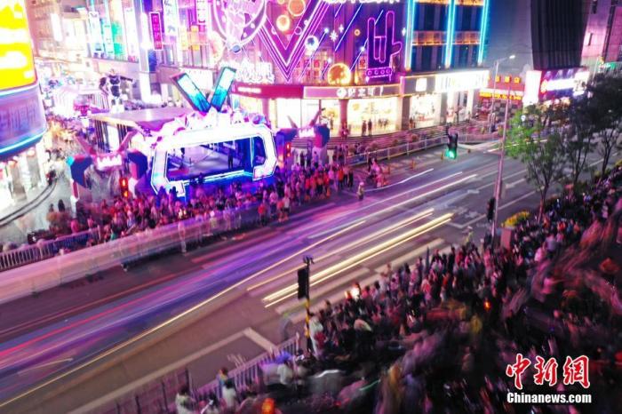 5月2日晚,江西南昌,民众在胜利路步行街休闲购物。为恢复百年老街的往日繁华,当地开展胜利路步行街“胜利归来” 主题活动,打造潮玩、消费于一体的活动街区,“五一”假期吸引民众,形成新的节日经济、夜间经济和文化经济。(无人机照片) a target='_blank' href='http://www.chinanews.com/'中新社/a记者 刘占昆 摄 5月2日晚,江西南昌,民众在胜利路步行街休闲购物。为恢复百年老街的往日繁华,当地开展胜利路步行街“胜利归来” 主题活动,打造潮玩、消费于一体的活动街区,“五一”假期吸引民众,形成新的节日经济、夜间经济和文化经济。(无人机照片) a target='_blank' href='http://www.chinanews.com/'中新社/a记者 刘占昆 摄