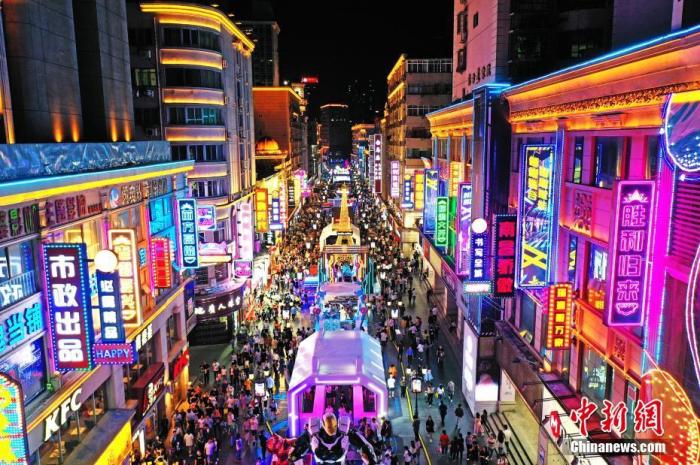 5月2日晚,江西南昌,民众在胜利路步行街休闲购物。为恢复百年老街的往日繁华,当地开展胜利路步行街“胜利归来” 主题活动,打造潮玩、消费于一体的活动街区,“五一”假期吸引民众,形成新的节日经济、夜间经济和文化经济。(无人机照片) a target='_blank' href='http://www.chinanews.com/'中新社/a记者 刘占昆 摄 5月2日晚,江西南昌,民众在胜利路步行街休闲购物。为恢复百年老街的往日繁华,当地开展胜利路步行街“胜利归来” 主题活动,打造潮玩、消费于一体的活动街区,“五一”假期吸引民众,形成新的节日经济、夜间经济和文化经济。(无人机照片) a target='_blank' href='http://www.chinanews.com/'中新社/a记者 刘占昆 摄