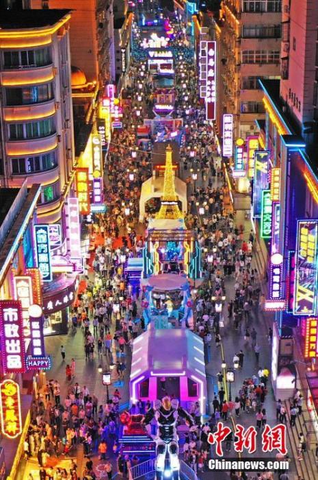 5月2日晚,江西南昌,民众在胜利路步行街休闲购物。为恢复百年老街的往日繁华,当地开展胜利路步行街“胜利归来” 主题活动,打造潮玩、消费于一体的活动街区,“五一”假期吸引民众,形成新的节日经济、夜间经济和文化经济。(无人机照片) a target='_blank' href='http://www.chinanews.com/'中新社/a记者 刘占昆 摄 5月2日晚,江西南昌,民众在胜利路步行街休闲购物。为恢复百年老街的往日繁华,当地开展胜利路步行街“胜利归来” 主题活动,打造潮玩、消费于一体的活动街区,“五一”假期吸引民众,形成新的节日经济、夜间经济和文化经济。(无人机照片) a target='_blank' href='http://www.chinanews.com/'中新社/a记者 刘占昆 摄