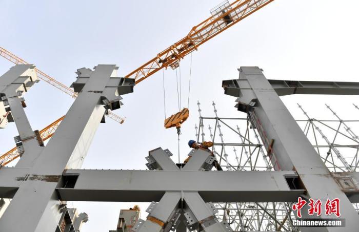 资料图：雄安商务服务中心项目建设者正在进行施工作业。
a target='_blank' href='http://www.chinanews.com/'中新社/a记者 韩冰 摄