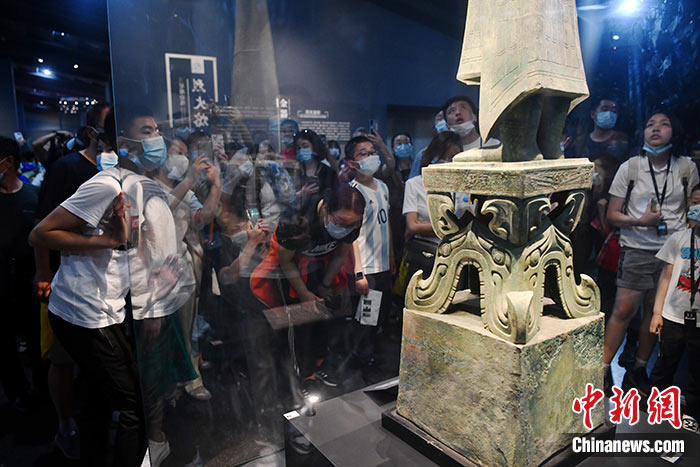 位于四川广汉的三星堆博物馆“五一”小长假人气旺,来自五湖四海的游客通过文物与古蜀人进行穿越时空的对话。图为5月2日,民众参观三星堆博物馆。a target='_blank' href='http://www.chinanews.com/'中新社/a记者 张浪摄 位于四川广汉的三星堆博物馆“五一”小长假人气旺,来自五湖四海的游客通过文物与古蜀人进行穿越时空的对话。图为5月2日,民众参观三星堆博物馆。a target='_blank' href='http://www.chinanews.com/'中新社/a记者 张浪摄