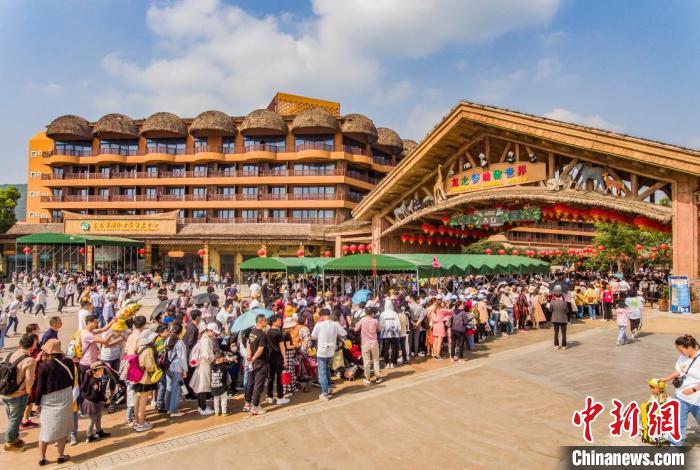 太湖龙之梦乐园门口排起长队 周苏森 摄 太湖龙之梦乐园门口排起长队 周苏森 摄