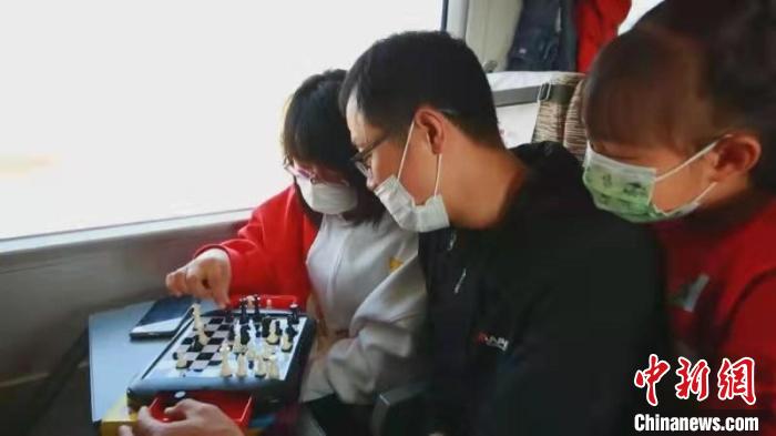 乘客在京哈高铁上消遣。刘德才 摄 乘客在京哈高铁上消遣。刘德才 摄