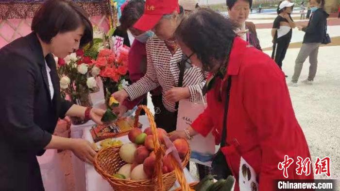 图为“中国旅游日”内蒙古分会场吸引游客。呼和浩特市文化旅游广电局供图