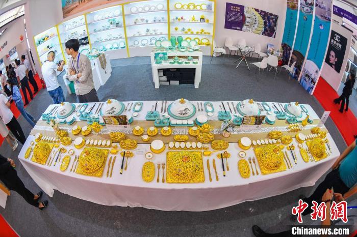 图为展厅内的陶瓷产品。武俊杰 摄 图为展厅内的陶瓷产品。武俊杰 摄