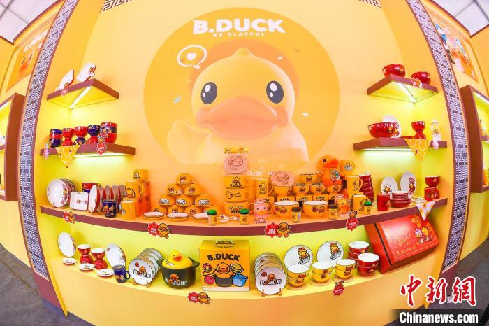 图为展厅内的陶瓷产品。武俊杰 摄 图为展厅内的陶瓷产品。武俊杰 摄