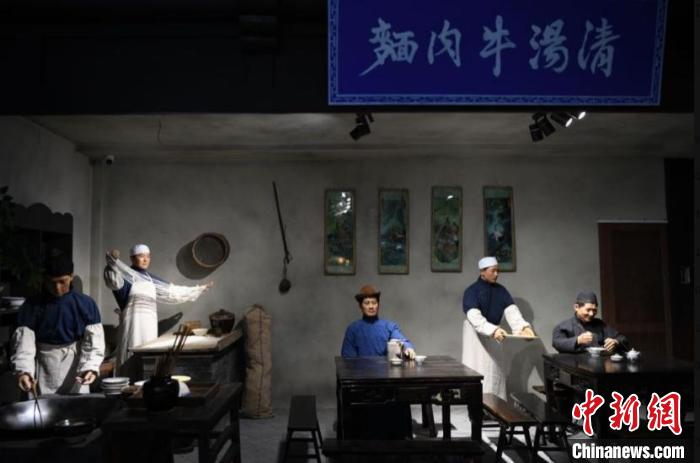 图为民国初年第一家牛肉面馆场景。(资料图) 崔琳 摄