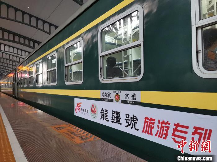 “龙疆号”旅游专列准备出发。周晓舟 摄