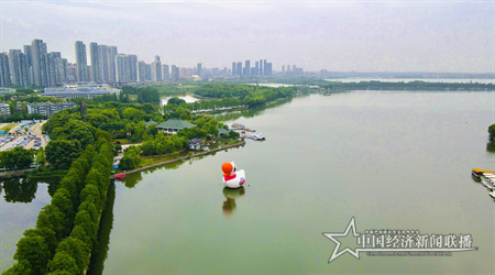 气模兰小白在东湖 (4) 苏立强.png