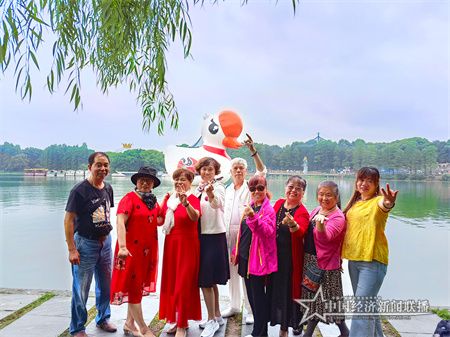 气模兰小白在东湖 (5) 罗艺.jpg