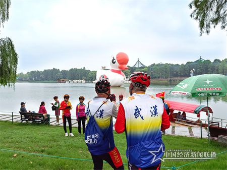 气模兰小白在东湖 (6) 罗艺.jpg