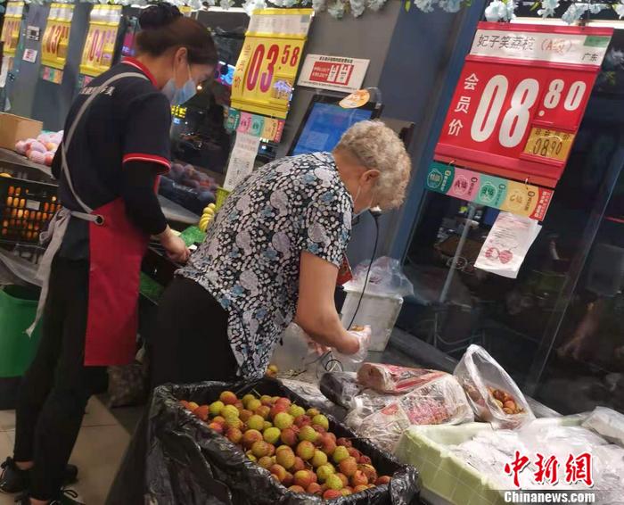北京市丰台区某果多美门店内售卖的荔枝。 a target='_blank' href='http://www.chinanews.com/' 中新网/a记者 谢艺观 摄