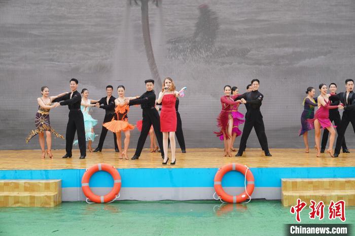 中俄两国演员共同在开幕式献上节目 吕品 摄