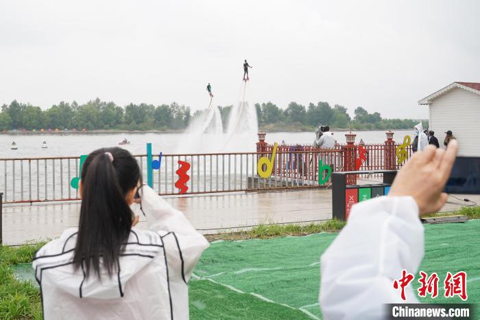 游客观赏水上飞人表演 吕品 摄